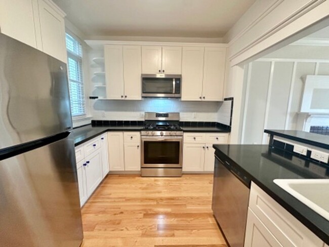 Building Photo - Fully Remodeled, Quiet 2bd/1bth w/Laundry ...