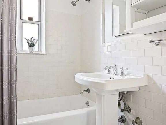 Building Photo - 302 E 88th St