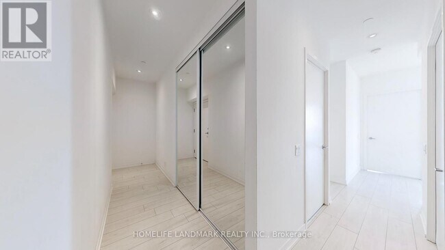 Photo du bâtiment - 950-3950 Portage Pkwy