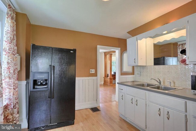 Building Photo - 29 E Areba Ave