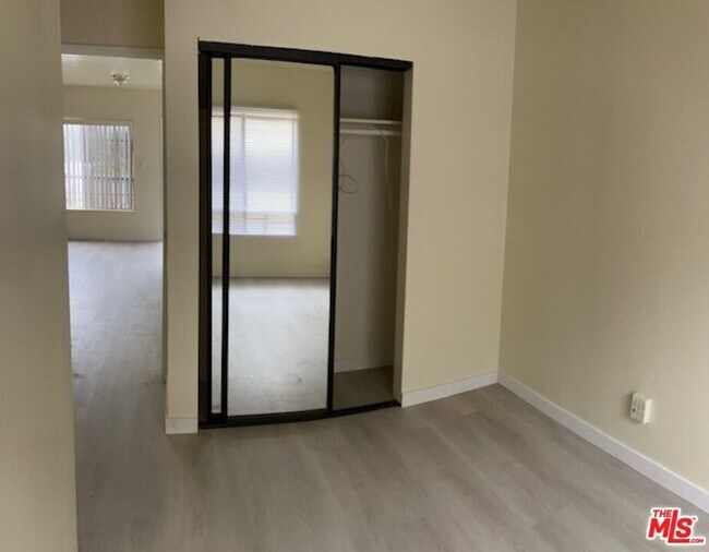 Foto del edificio - 910 S Kingsley Dr
