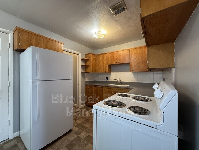 Foto del edificio - 1040 Normal Ave