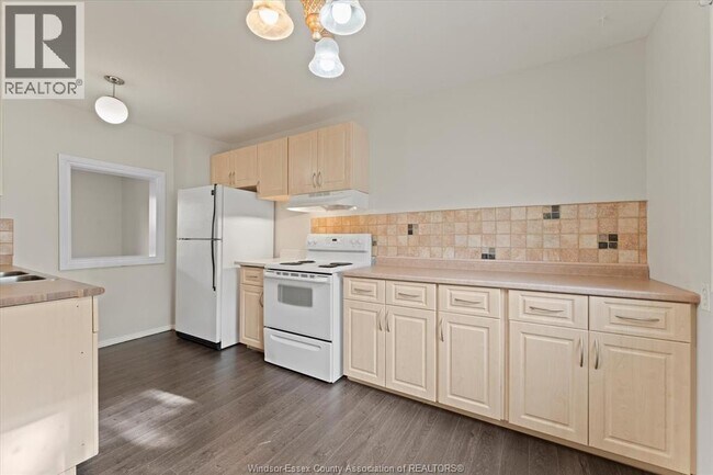 Building Photo - 5442 Lassaline Ave