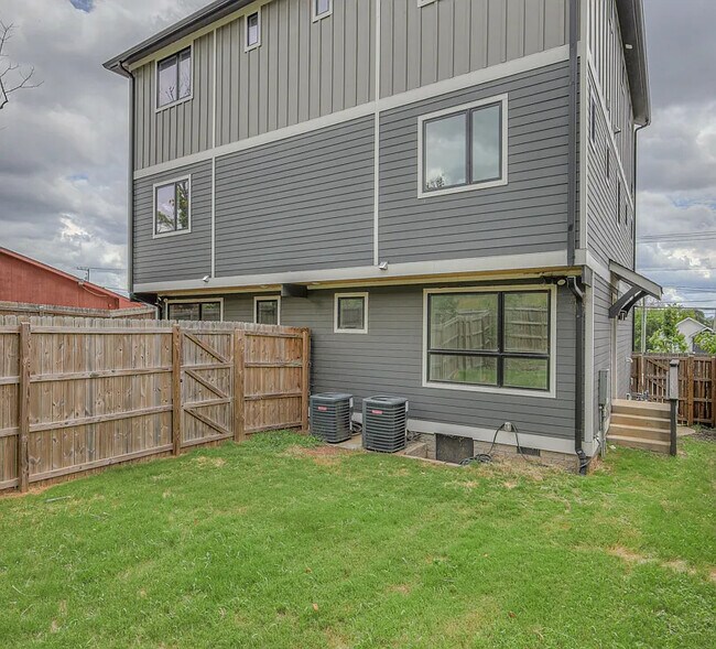 Building Photo - 2137 Buena Vista Pike