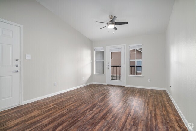 1 habitación, 1 baño - 676 pies cuadrados - Sala de estar - Brentwood Oaks Apartments