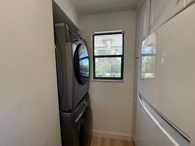 Foto del edificio - 2 bedroom 1 Bath newly renovated 1 mile from the beach