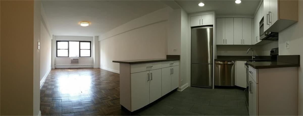 Primary Photo - 219 E 69th St