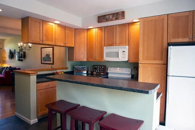 Building Photo - Beautiful Townhouse in White River Junction