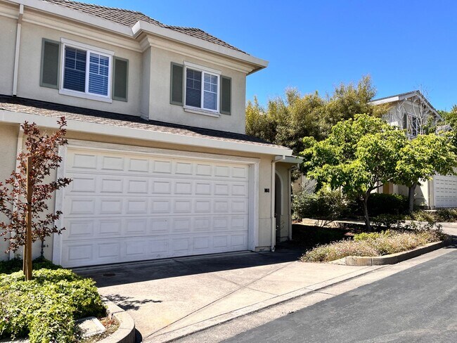 Foto del edificio - Beautiful Water Views! This 3 BD, 2 BA Gle...