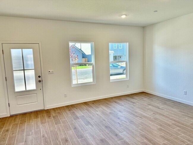 Foto del edificio - BRAND NEW 5 Bedroom Home In Riverstone Com...