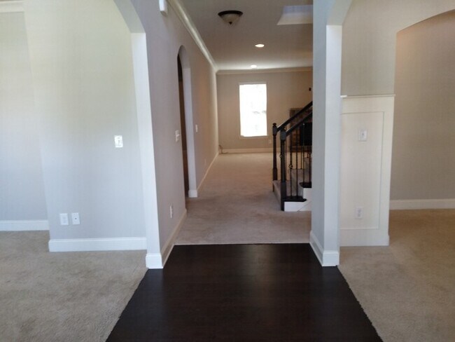 Foto del edificio - Beautiful 5 bedroom 4 bathroom Executive H...