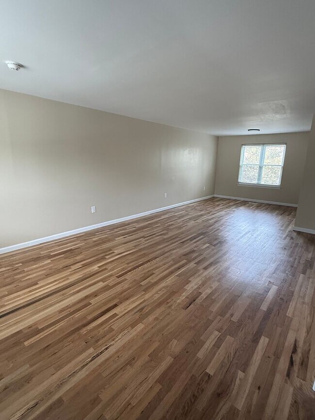 Foto del edificio - Beautiful Updated 4 bedroom townhouse available!