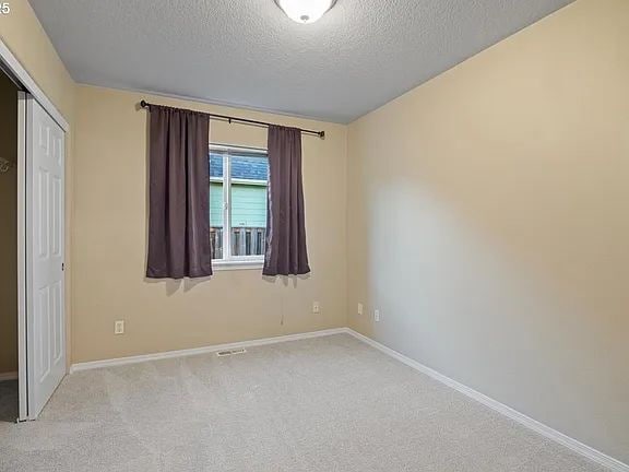 Building Photo - "Charming 3-Bed Oasis in Monmouth with Cozy Fireplace & Stylish Furnishings!"