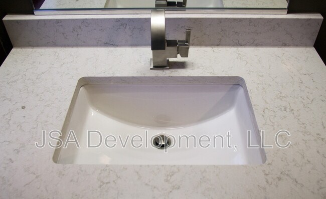 Building Photo - 611 Sycamore St