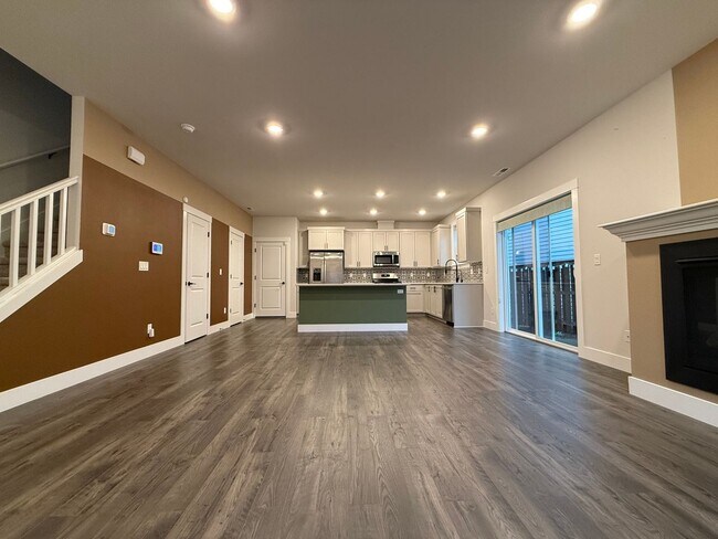 Building Photo - 4 bedroom 2.5 bath House - Beaverton - Was...