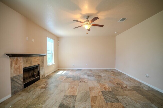 Foto del edificio - "Spacious 4-Bedroom Home with 3.5 Bath, Gr...
