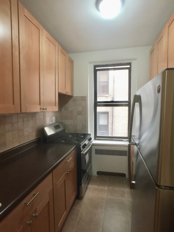 Foto del edificio - 235 Seaman Ave