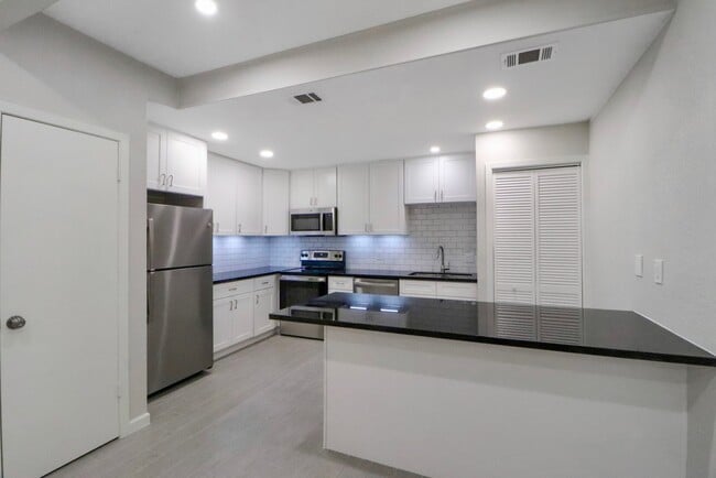 Building Photo - 5929 Queensloch Dr