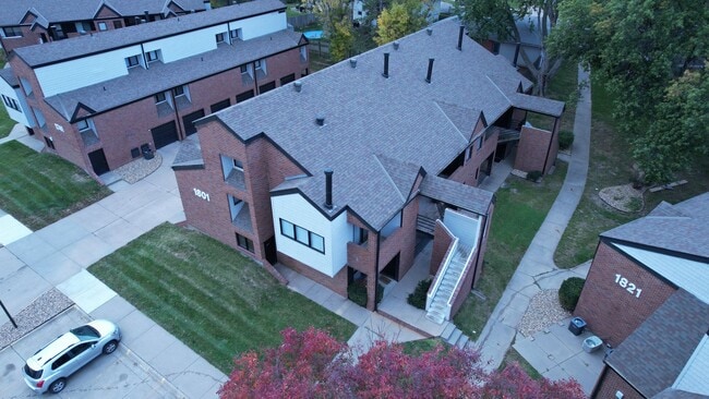 Building Photo - Luxurious 2-Bedroom Apartments with Modern Flair and Parkside Living!