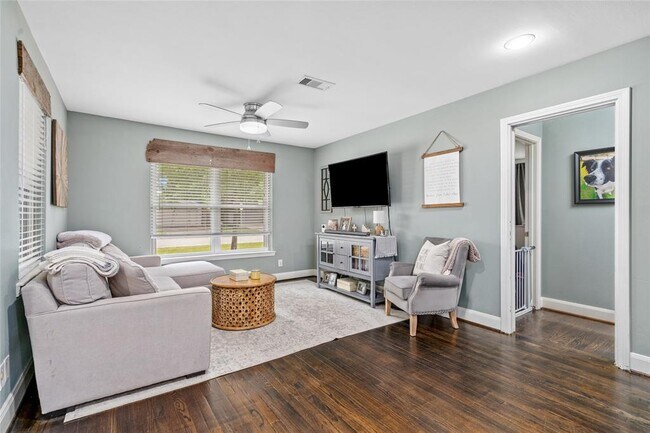 Foto del edificio - 2327 Chantilly Ln