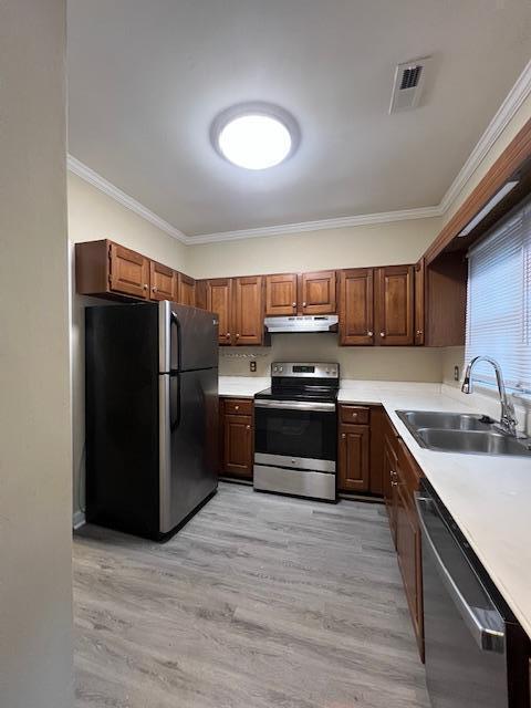 Building Photo - Adorable 2 Bedroom Town Home! New Flooring...