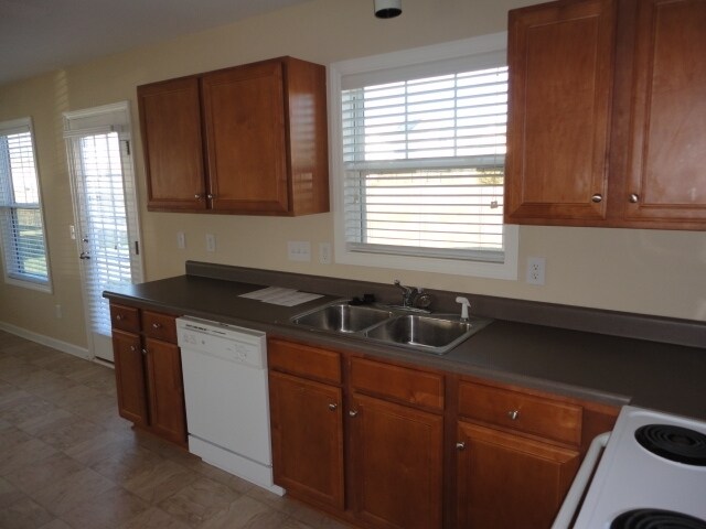 Foto del edificio - 611 Blue Lake Dr