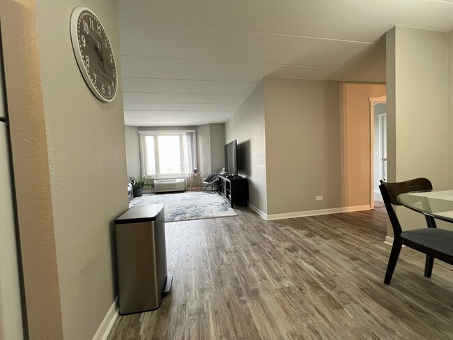 Building Photo - 1 Renaissance Pl