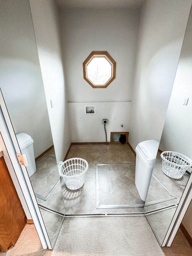 Building Photo - Gorgeous fully furnished 2 bedroom 2 bathr...