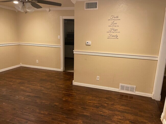 Building Photo - 717 Pinehurst Dr