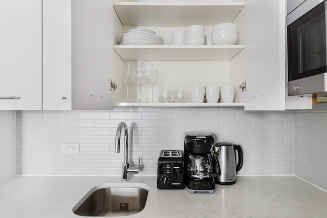 Building Photo - 230 E 44th St