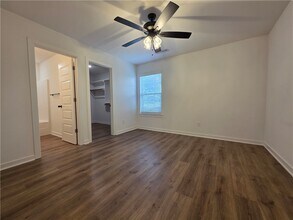 Building Photo - 826 N Crater Ave