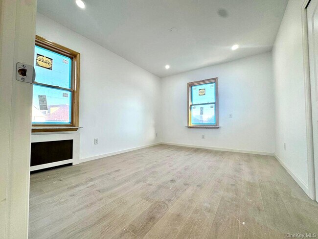 Foto del edificio - 63-87-87 Fitchett St