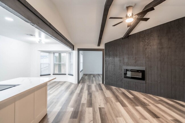 Building Photo - New Appliances, Updated Kitchen!