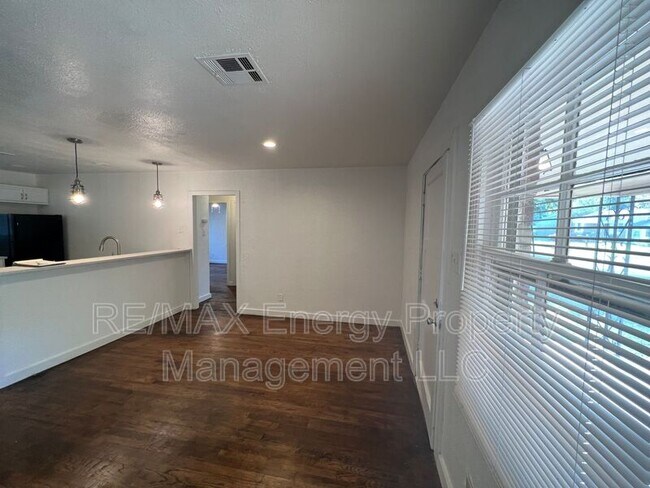 Building Photo - 4605 SE 23rd St