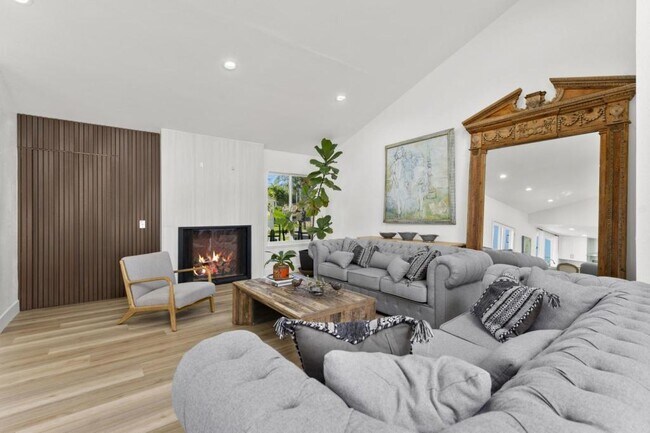 Building Photo - 3515 Lomas Serenas Dr