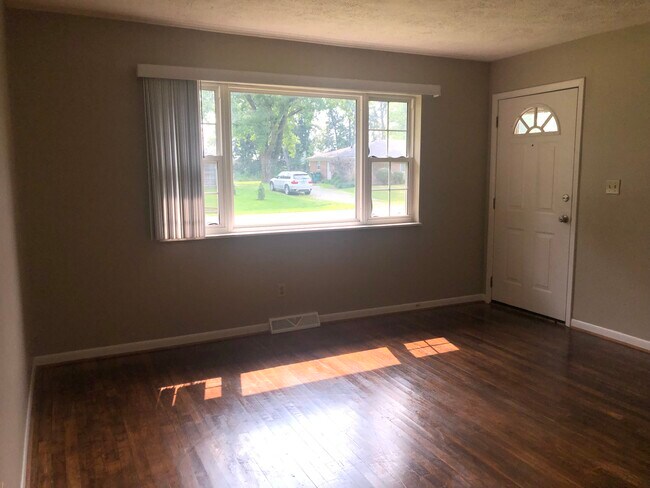 Livingroom - 3715 Perry Worth Rd