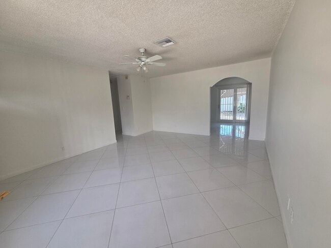 Foto del edificio - 6186 Winrock Rd