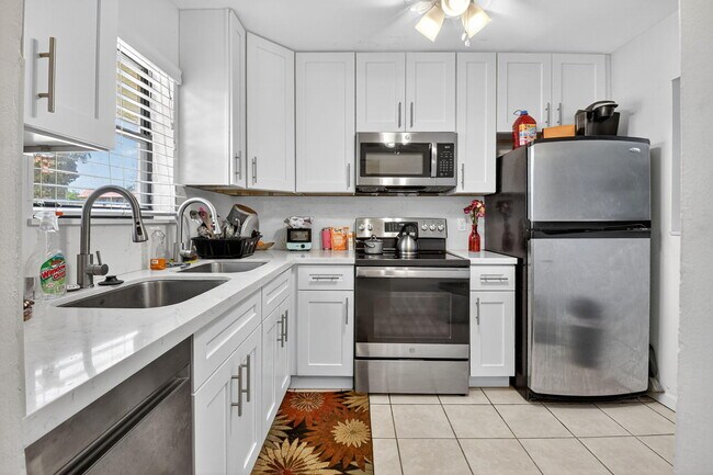 Foto del edificio - 21894 Lake Forest Cir