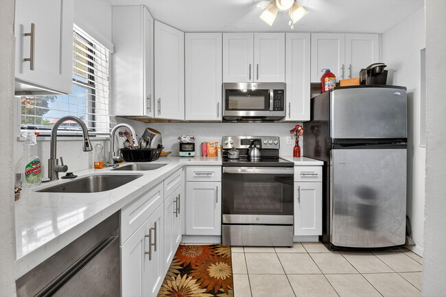 Building Photo - 21894 Lake Forest Cir