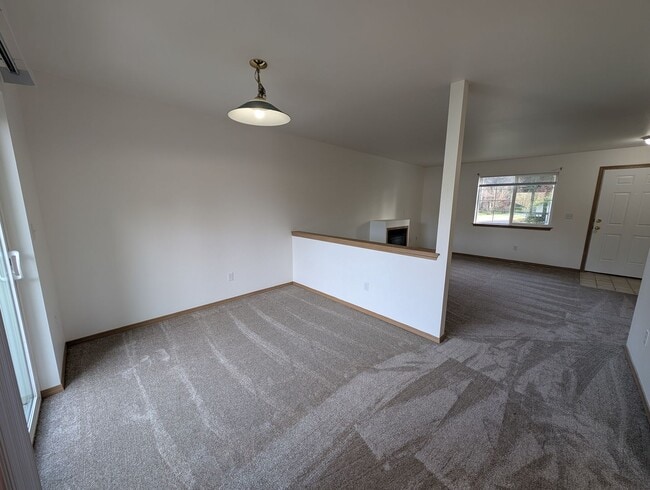 Foto del edificio - Centrally Located 3 Bedroom Triplex Unit Avail. for Rent - W/S/G paid with rent