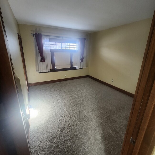 large master bedroom - 807 Starkweather Ave