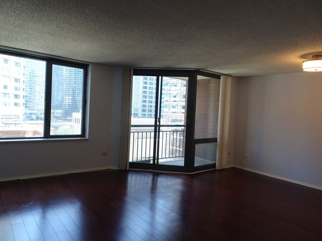 Building Photo - 440 N McClurg Ct
