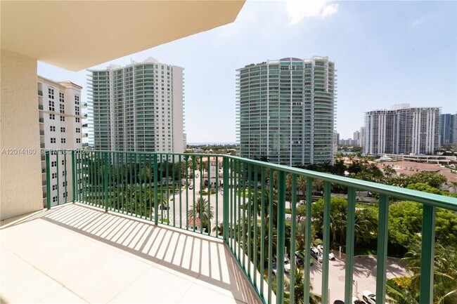 Foto del edificio - 20000 E Country Club Dr