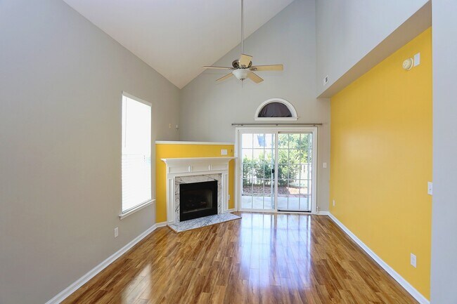 Foto del edificio - 3 Bedroom, 2 Bath End Unit with New Carpet...