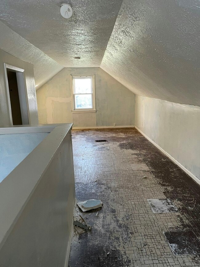 Building Photo - 1370 Kingsley Ave