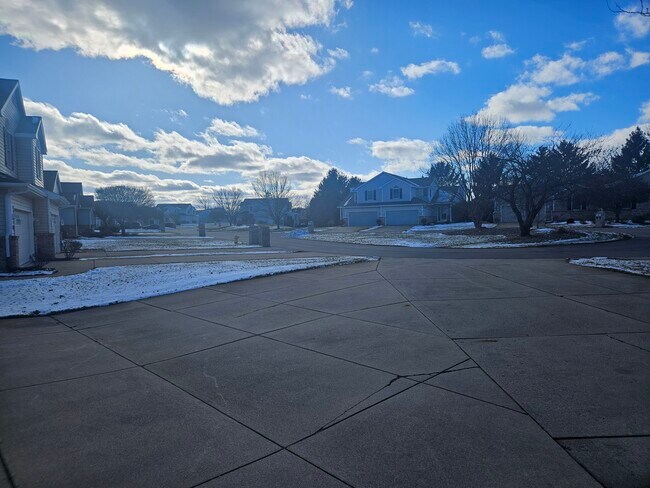 Private neighborhood close to Horrock's and Grand Ledge schools. - 7325 Golf Gate Dr