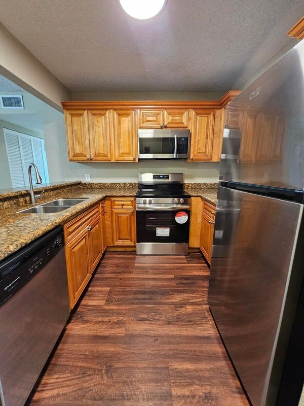 Foto principal - 1620 Balfour Point Dr