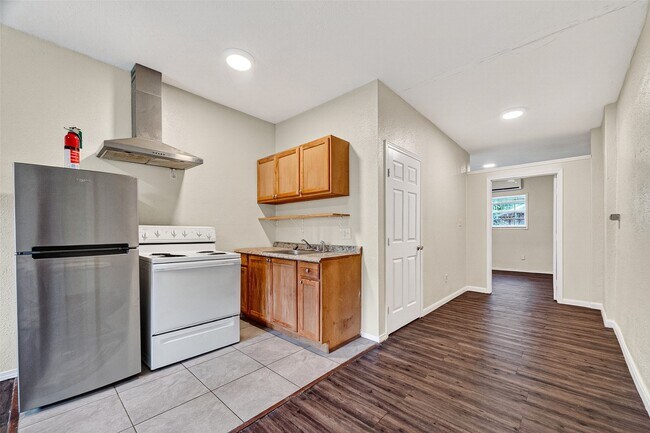 Foto del edificio - 7738 Park Pl Blvd