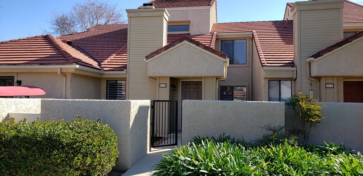 Primary Photo - 5385 Huntley St
