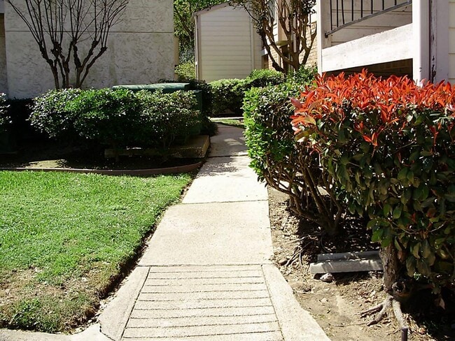 Building Photo - 17401 Red Oak Dr